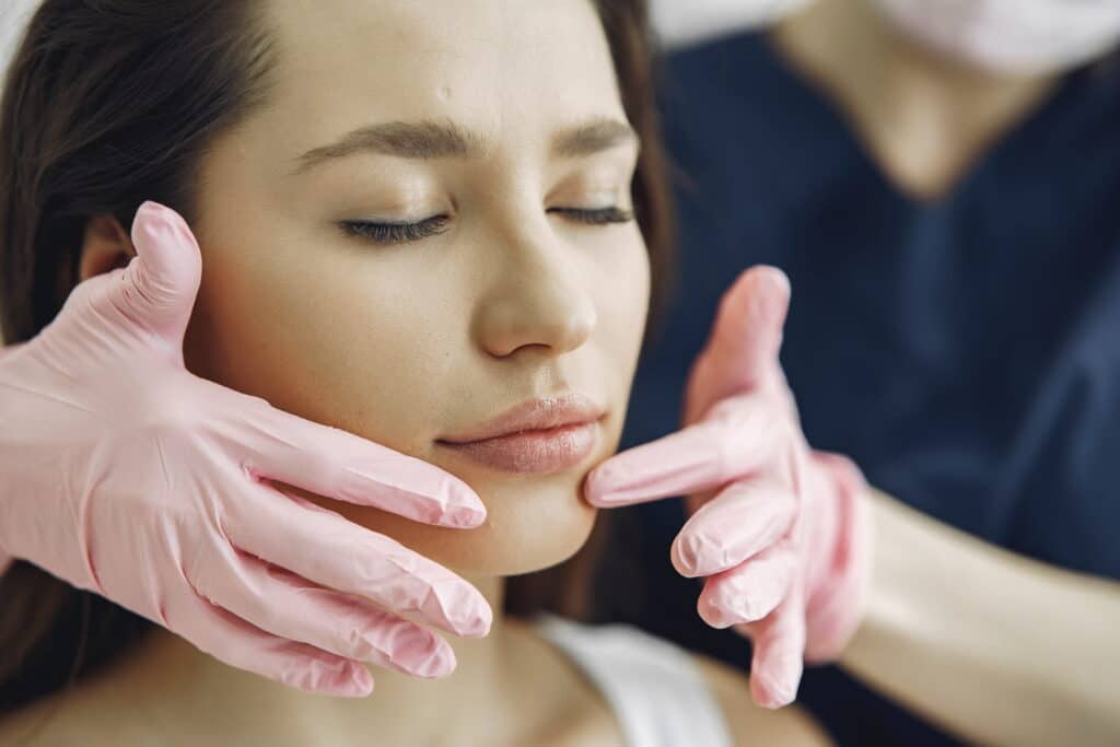 Mujer con un doctor en estudio de cosmetología