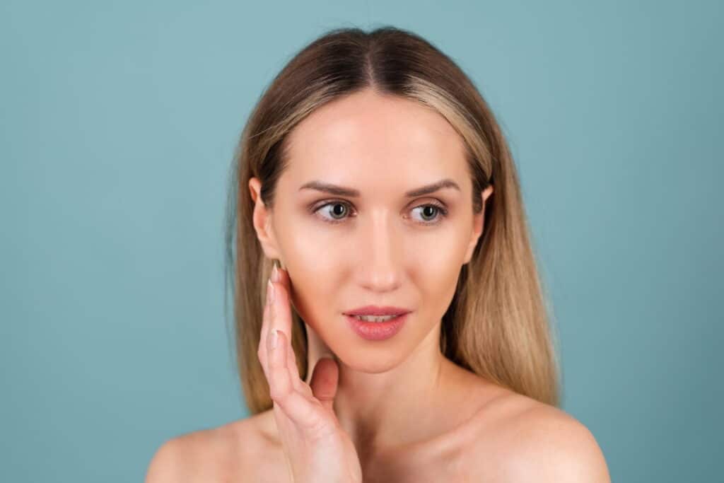 Retrato de belleza cercano de una mujer en topless con piel perfecta