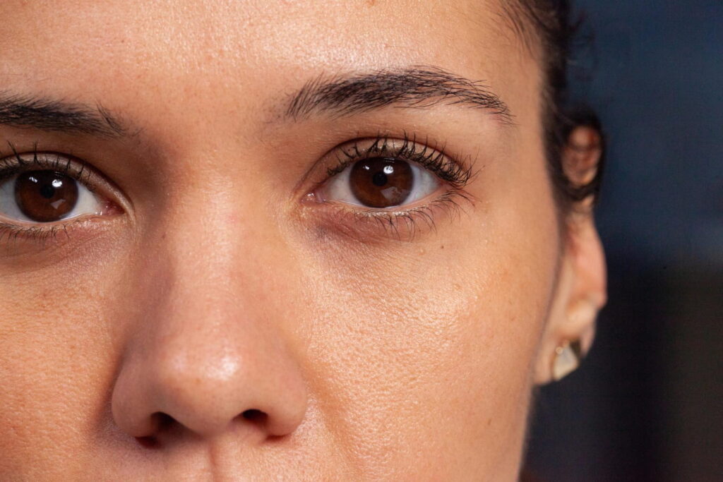 Tiro macro del primer de la cara hermosa de la persona del sexo femenino