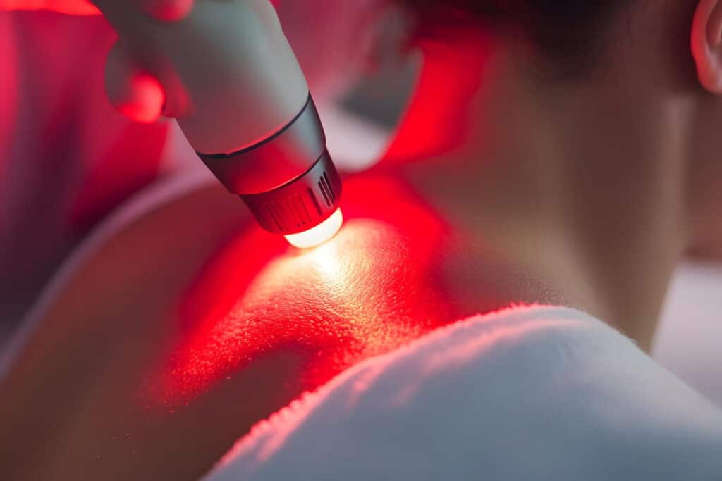 Una luz roja está siendo sostenida por una persona